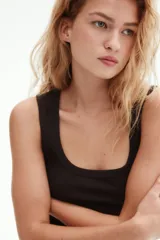 Musculosa de tejido acanalado color marrón oscuro, de corte entallado, con escote en U y bajo recto.