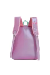 Mochila acolchada color plateado brillante con correas ajustables y detalles en rosa. Presenta un bolsillo frontal con cierre y un dije de pompón blanco colgante. El logo 'TRDY' está impreso en la parte inferior frontal.
