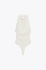 Body blanco de cuello halter drapeado con espalda descubierta y cierre inferior con botones a presión.