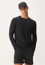 Remera negra de manga larga con cuello redondo y protección solar.
