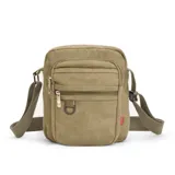 Morral bandolera de tela canvas color verde oliva, con correa regulable. Tiene cierre superior, dos bolsillos frontales con cierre, bolsillos internos y bolsillo trasero con cierre.