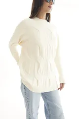 Sweater largo negro de tejido de punto con detalle de trama trenzada en el delantero.
