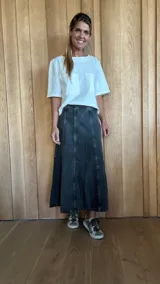 Pollera midi de jean celeste con corte en A y cintura elastizada.