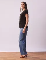 Remera blanca de lino, marca Zac & Rachel, con escote en V, abertura con botones y frunce en la parte delantera.