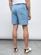 Bermuda deportiva negra de felpa con efecto lavado, con logo Umbro estampado en blanco en la pierna derecha.