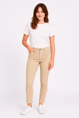 Pantalón de jean negro, corte skinny y tiro medio.