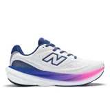 Championes New Balance modelo 1080, color blanco con detalles en azul, violeta y fucsia. Diseñados para running.