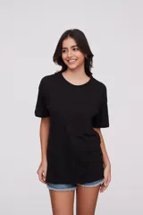 Remera blanca de corte holgado con estampado de la ciudad de Nueva York en negro y la frase "City Girl" en la parte inferior.