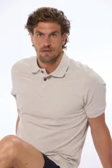 Remera polo piqué lisa color salmón, con cuello en rib y botones personalizados.