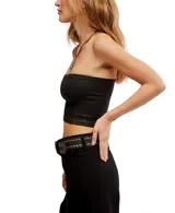 Top bandeau ajustado de tejido acanalado con acabado brillante, sin tirantes.