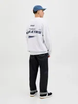 Buzo de manga larga color blanco melange, con cuello redondo y calce oversize cropped. Presenta un estampado grande en la espalda con texto que incluye "ATHLETICS", "Functional", "CORE SPORTS MAKE LIFE WELL" y "CREATIVE DEPARTMENT", junto con tres estrellas y un logo estilizado.