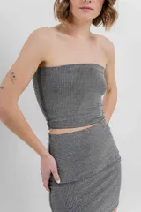 Top strapless plateado con apliques de strass que aportan un efecto brillante tipo glitter.