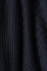 Musculosa azul marino de punto acanalado de algodón, corte ajustado, con cuello redondo y sisas ribeteadas.