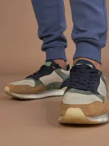 Pantalón jogging azul de corte ajustado.