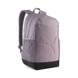 Mochila Puma Buzz color lila con base negra y logo de la marca en relieve. Cuenta con dos compartimentos con cierre, bolsillo frontal con cierre, bolsillos laterales de malla y correas acolchadas ajustables.