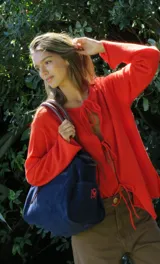 Bolso de viaje color verde oliva con detalles en cuero marrón.