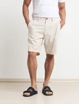 Bermuda de lino azul marino, corte recto y largo a la rodilla.