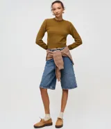 Suéter de manga larga color blanco hueso, confeccionado en punto texturizado con cuello redondo y puños y bajo acanalados. Contiene viscosa certificada en su composición.