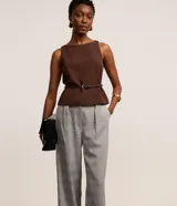 Pantalón de vestir de corte recto, con cintura alta, trabillas, pliegues, bolsillos y estampado de cuadros príncipe de gales.