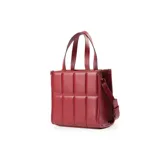 Cartera tote chica color bordó, confeccionada en símil cuero con diseño acolchado y logotipo metálico de XL Extra Large al frente. Tiene acceso con cierre, correa regulable, un bolsillo interno con cierre y otro abierto.