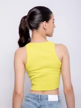 Top básico sin mangas, color blanco, con cuello a la base y diseño ajustado.
