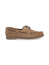 Zapato mocasín de cuero color marrón con suela de goma, diseñado para ofrecer comodidad y adaptabilidad.