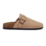Zueco abierto color beige con hebilla metálica ajustable y suela de corcho.