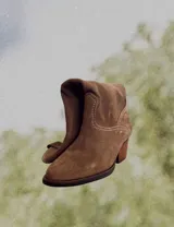 Bucaneras altas de cuero sintético negro con caña arrugada y taco cuadrado.