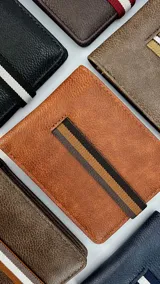 Billetera marrón de símil cuero con galón elastizado, doble compartimento para billetes, visor y tarjeteros.