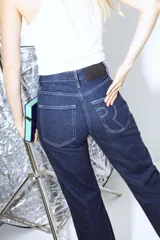 Pantalón de jean de tiro alto, corte recto y acampanado, color azul oscuro.