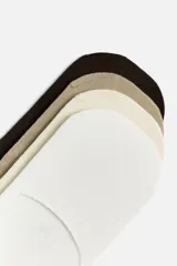 Pack de cuatro pares de calcetines pinky invisibles tejidos con mezcla de algodón, en colores negro, beige, crema y blanco.