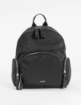 Mochila de nylon color verde oliva con múltiples cierres y detalles en negro. Presenta un bolsillo principal superior redondeado, un bolsillo frontal con cierre y dos bolsillos laterales con cierre. Tiene un asa superior corta y tirantes ajustables.