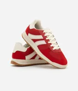 Championes rojos de estilo vintage con puntera redonda, cordones y recortes.