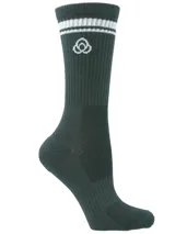 Pack de tres pares de calcetines negros con tres líneas horizontales blancas en la parte superior y logo bordado en blanco.