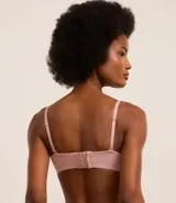 Soutien sin breteles color piel, con copa hueca y tirantes desmontables.