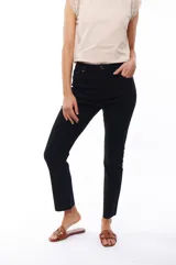 Pantalón jean negro de corte recto y tiro alto.