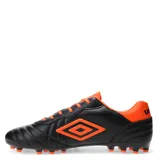 Championes de fútbol Umbro Touch AT negros con detalles en naranja, con cordones y tapones en la suela.