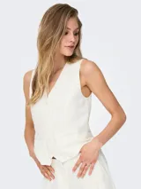 Chaleco sastrero color blanco hueso con bolsillos delanteros. Confeccionado en tejido plano de viscosa y lino. Diseño con cierre de botones y detalle adicional en el frente.