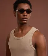 Musculosa de hombre color beige, de corte regular, confeccionada en tejido flamê texturizado.