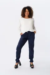 Pantalón de gamuza azul con elástico en la cintura, dos botones decorativos y bolsillos funcionales en la delantera.