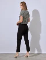 Pantalón recto negro en gabardina elastizada, marca Zac & Rachel. Pretina ancha con faja interna modeladora. Delantera con bolsillos simulados. Trasera con bolsillos ojal.