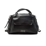 Cartera bandolera negra con correa larga regulable y asa corta superior. Tiene solapa con textura símil cocodrilo y logo de la marca en el frente.
