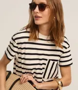 Vestido corto tipo t-shirt a rayas horizontales blancas y negras, con cuello redondo y bolsillo en el pecho.