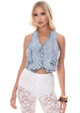 Chaleco corto de jean celeste con lavado ácido y apliques de strass plateados. Tiene cuello en V, cierre frontal con botones metálicos y dos bolsillos pequeños simulados en el frente.