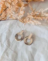 Aros plateados con forma de círculo grueso y cierre de clip.