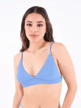 Top de bikini celeste con textura acanalada y tirantes finos regulables.