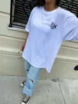 Remera blanca de algodón con estampa en la espalda de un canguro con anteojos de sol, fumando y tomando una bebida.