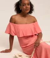 Vestido midi de viscosa color salmón, con escote hombro a hombro con volados y falda con volados en el ruedo.