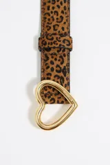 Cinturón con estampado animal print, hebilla dorada en forma de corazón y reverso negro.