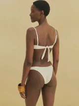 Bikini negro con textura de piña. Incluye top con tirantes ajustables y braguita de corte clásico.